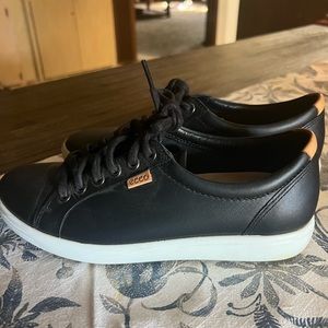 Ecco soft 7 lace up shoes. Worn twice, I just prefer my white pair better.